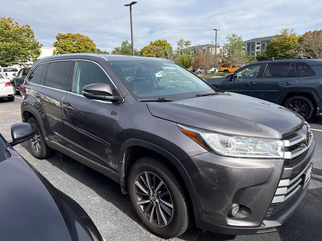 2019 Toyota Highlander XLE — photo 1 of 6