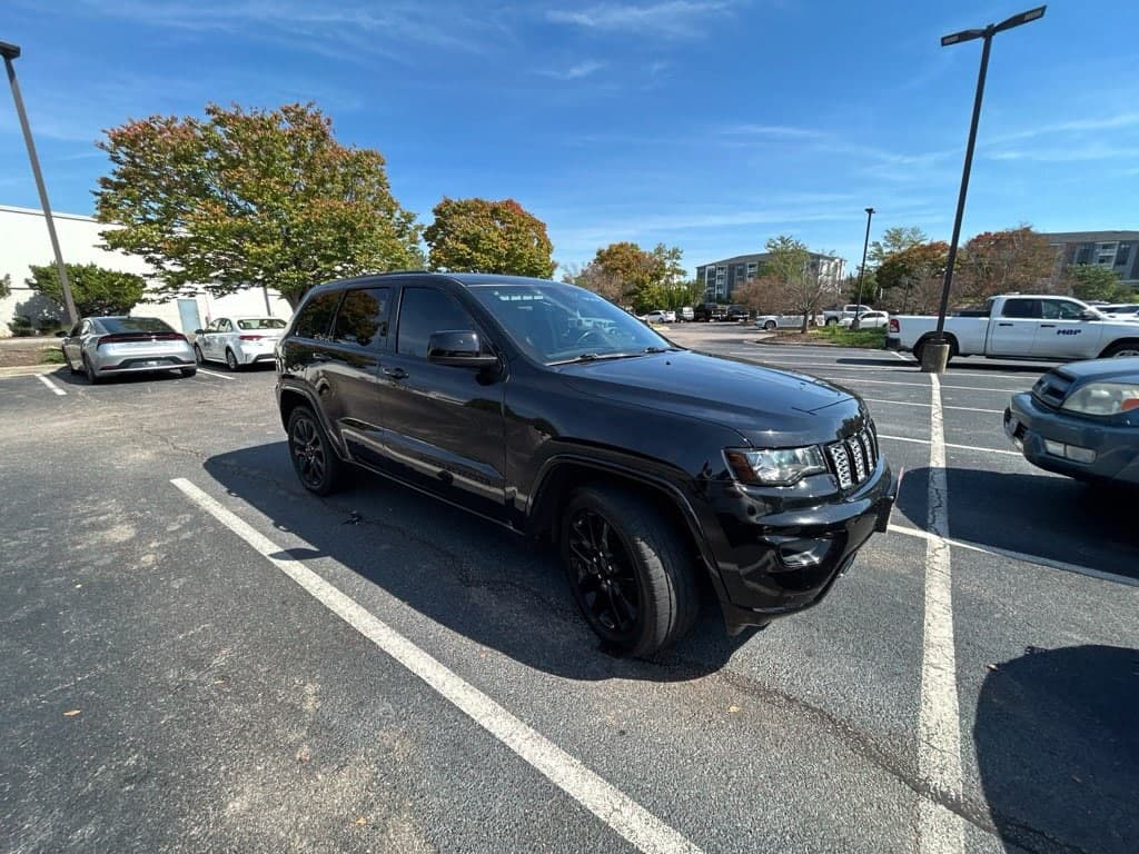 2019 Jeep Grand Cherokee Altitude — photo 1 of 8