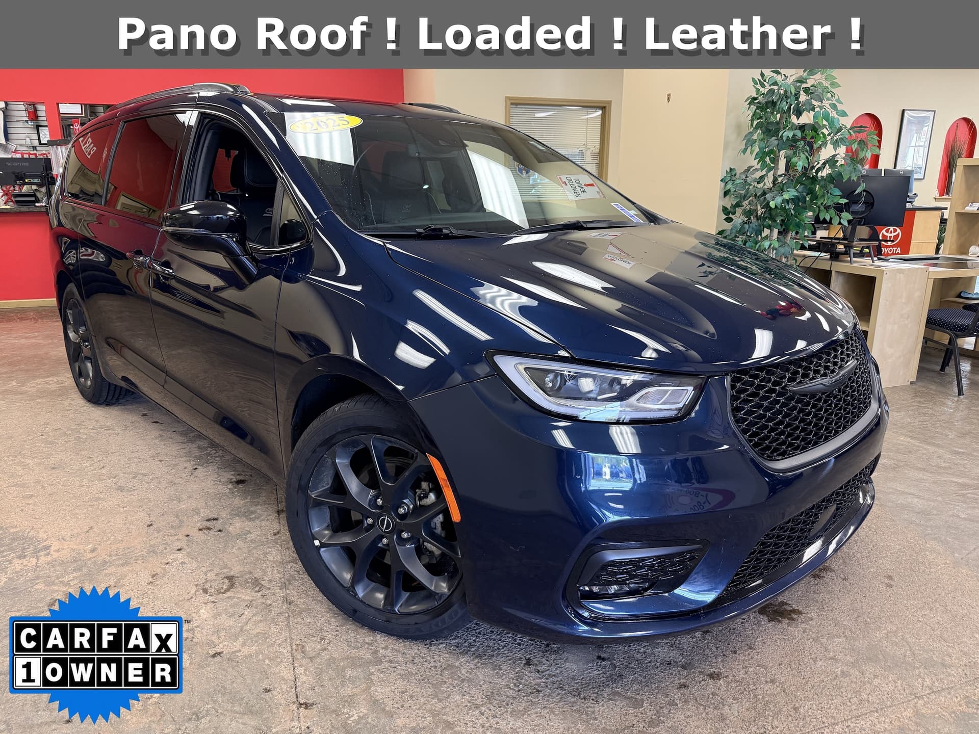 2025 Chrysler Pacifica Limited — photo 1 of 11