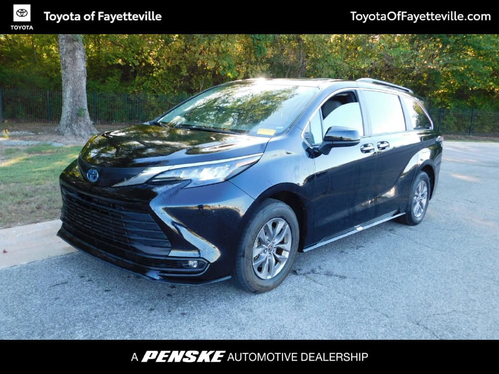 2025 Toyota Sienna XLE — photo 1 of 12