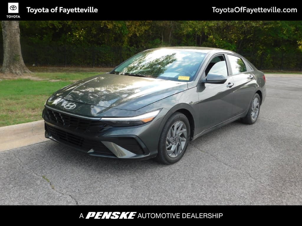 2024 Hyundai Elantra SEL — photo 1 of 11