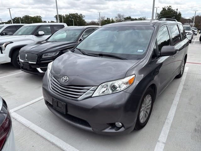 2017 Toyota Sienna Base — photo 1 of 7