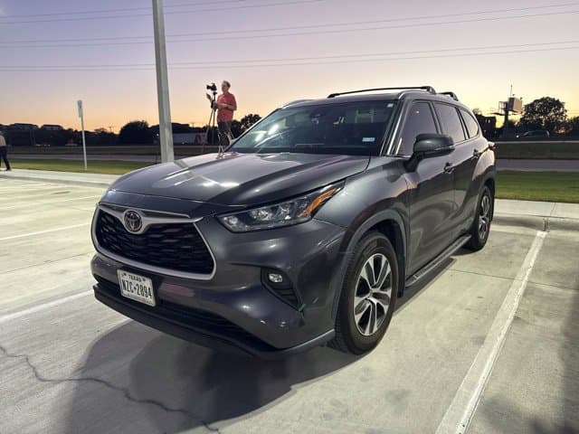 2020 Toyota Highlander XLE — photo 1 of 7