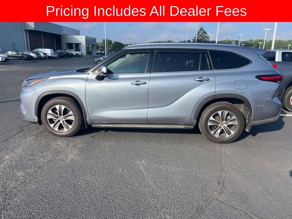 2021 Toyota Highlander XLE — photo 1 of 32