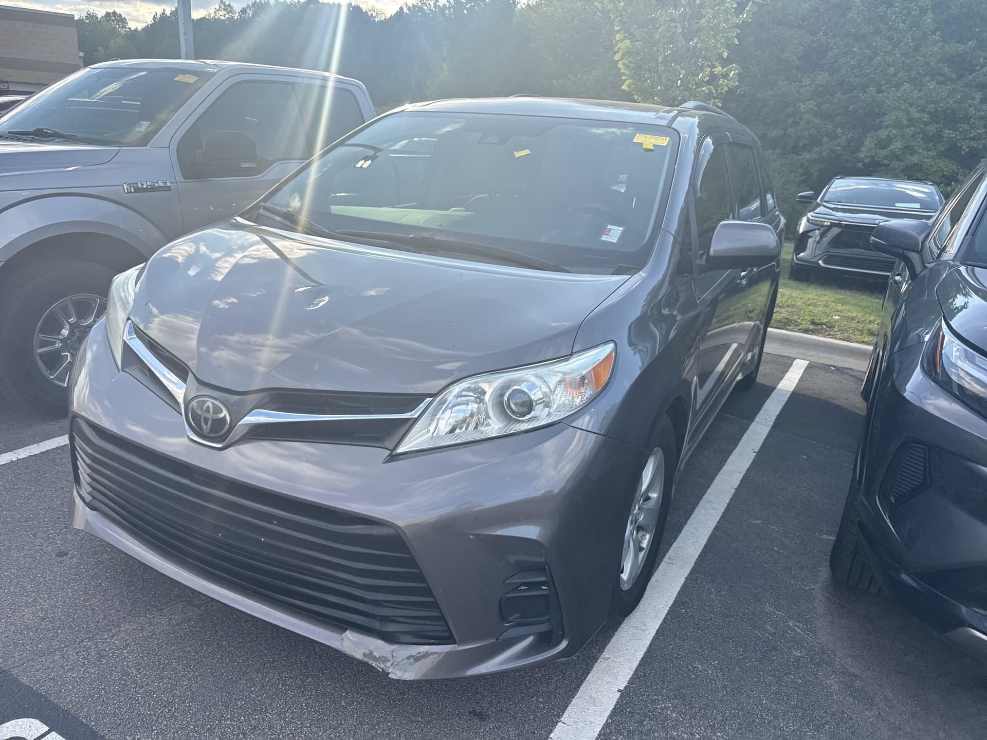 2019 Toyota Sienna LE — photo 1 of 3