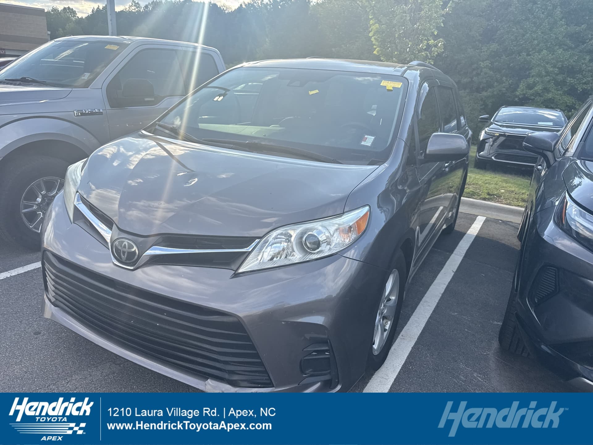 2019 Toyota Sienna LE — photo 1 of 3