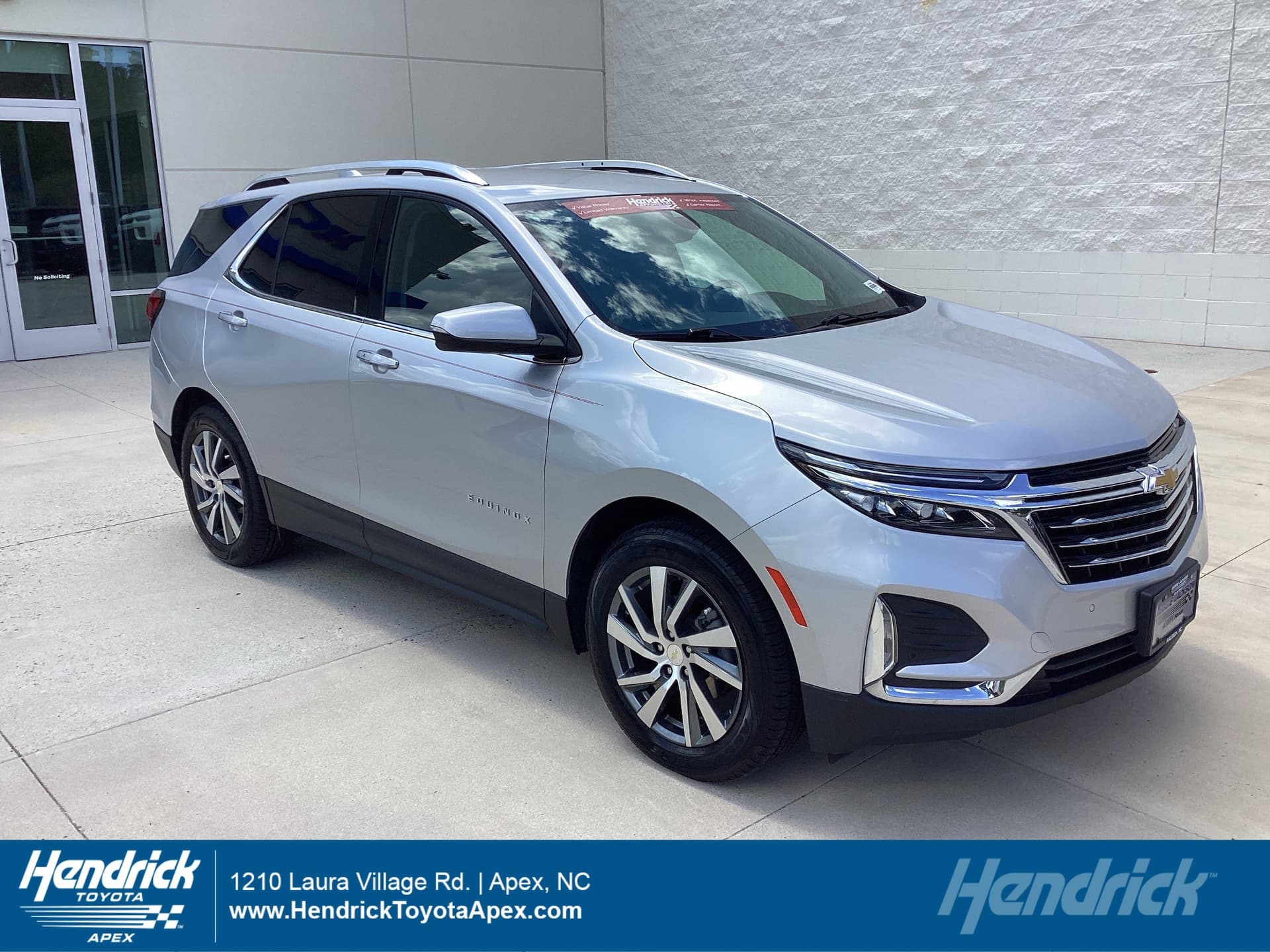 2022 Chevrolet Equinox Premier — photo 1 of 38