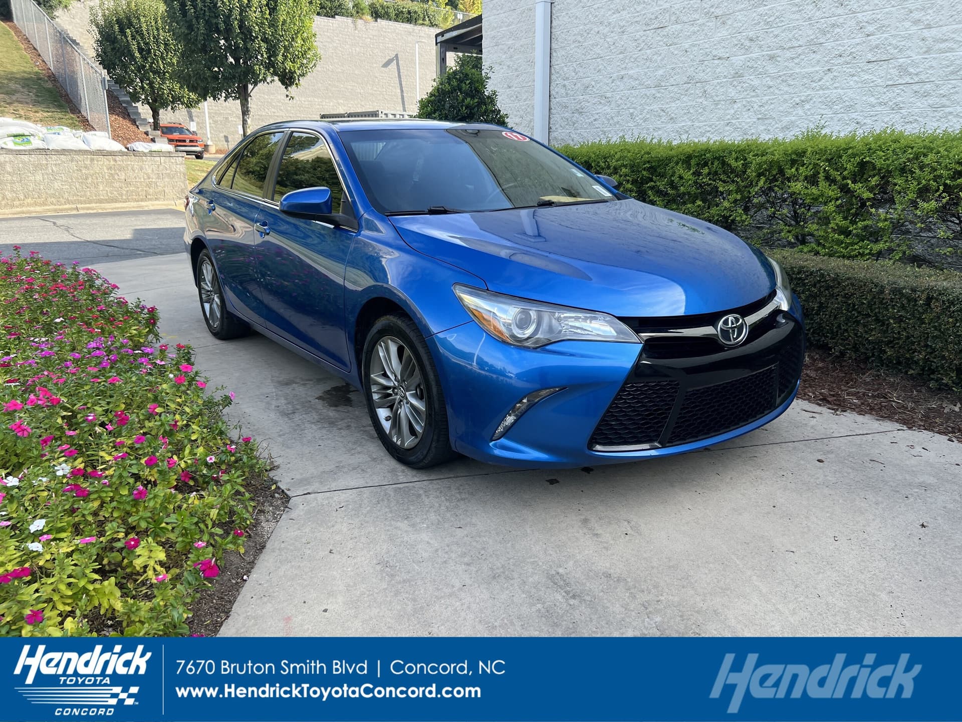 2017 Toyota Camry SE — photo 1 of 35