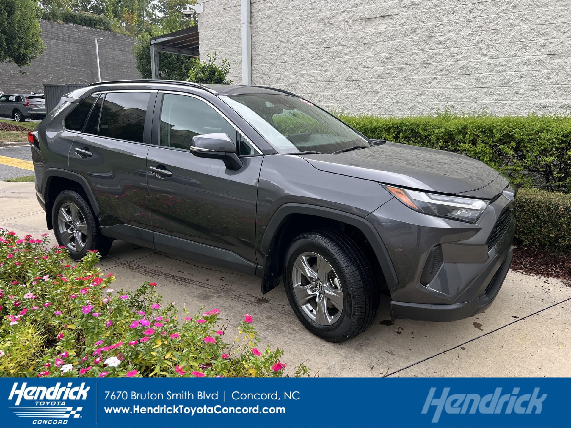 2022 Toyota RAV4 XLE — photo 1 of 36