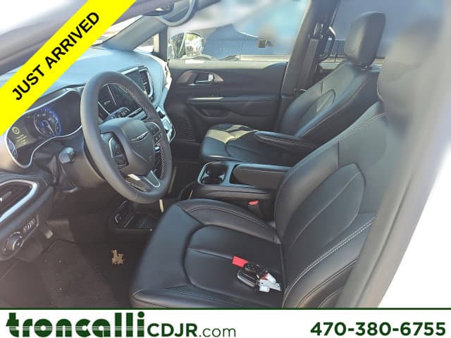 2026 Chrysler Pacifica Select — photo 1 of 8