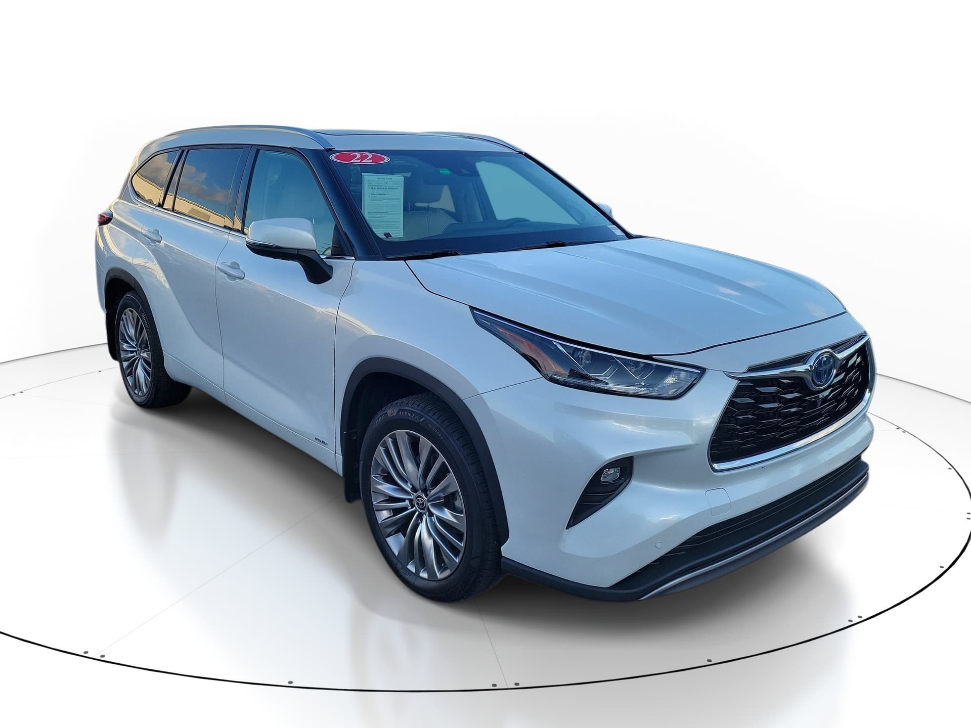 2022 Toyota Highlander Hybrid Platinum — photo 1 of 10