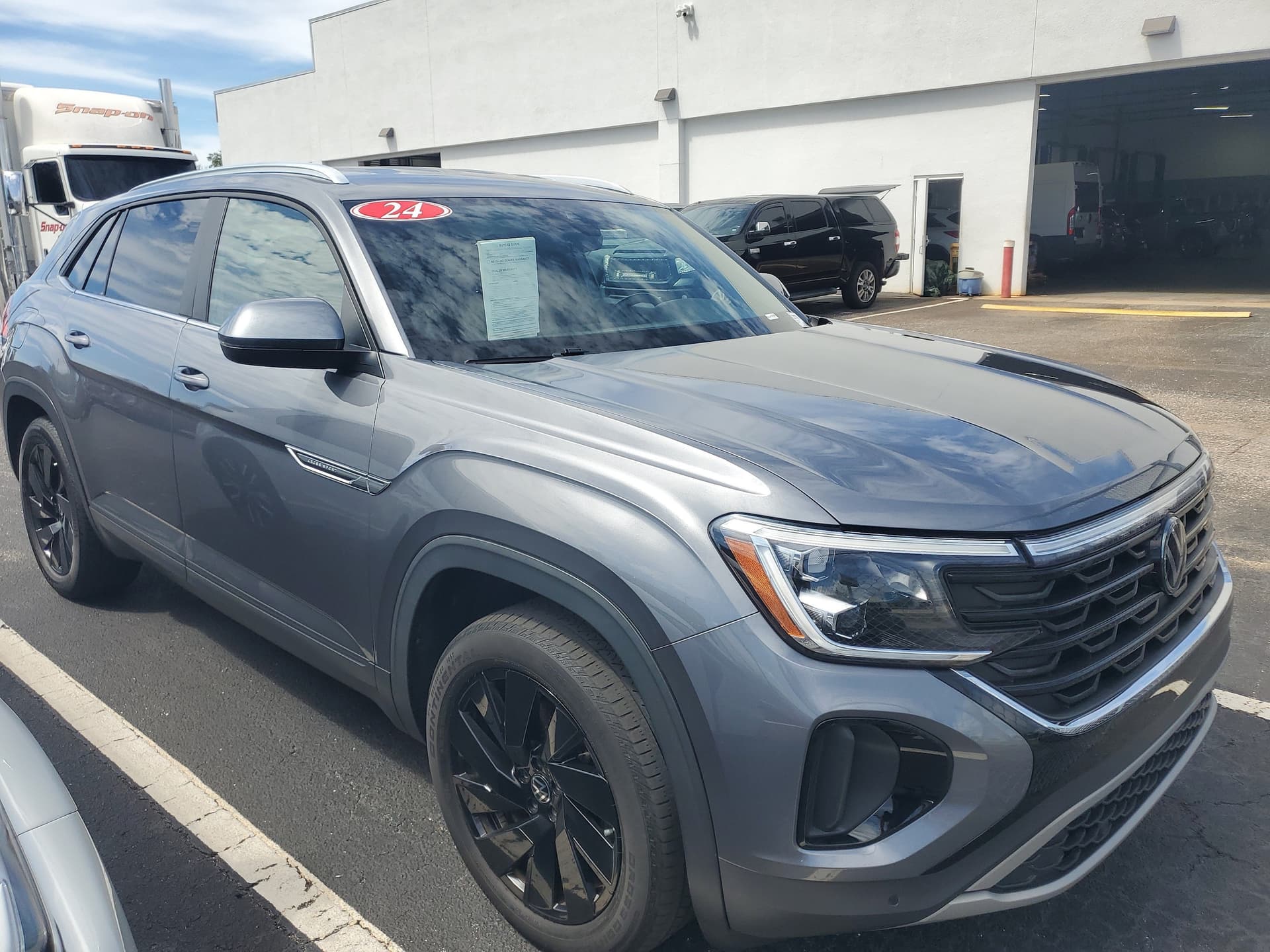 2024 Volkswagen Atlas Cross Sport 2.0T SE w/Technology — photo 1 of 12