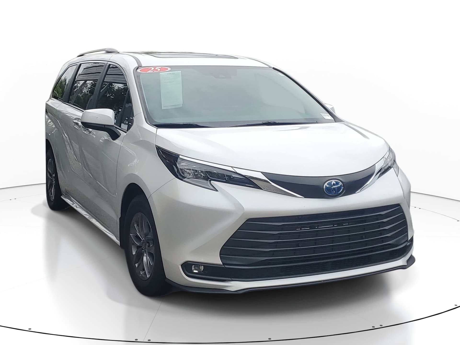 2025 Toyota Sienna XLE — photo 1 of 10