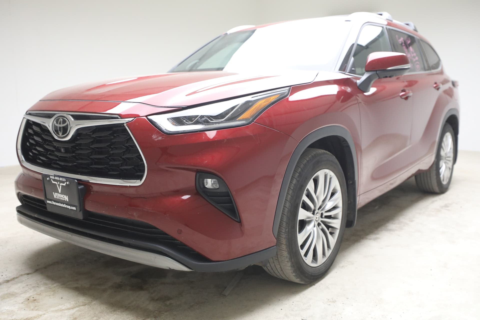 2025 Toyota Highlander Platinum — photo 1 of 13