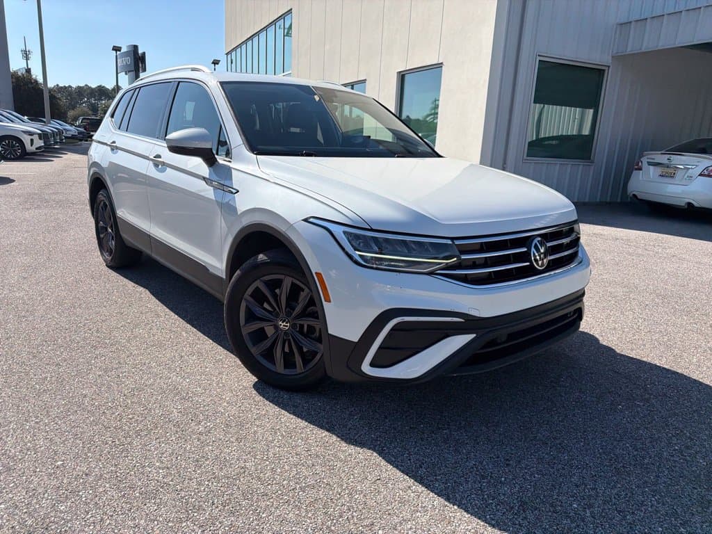 2023 Volkswagen Tiguan SE — photo 1 of 16