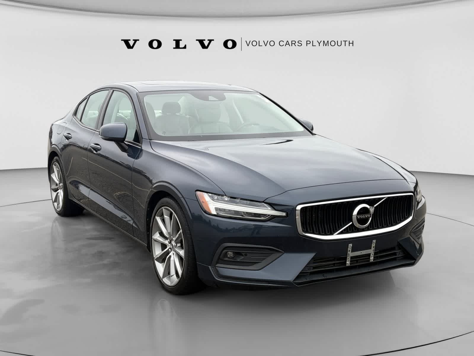 2021 Volvo S60 Momentum — photo 1 of 28