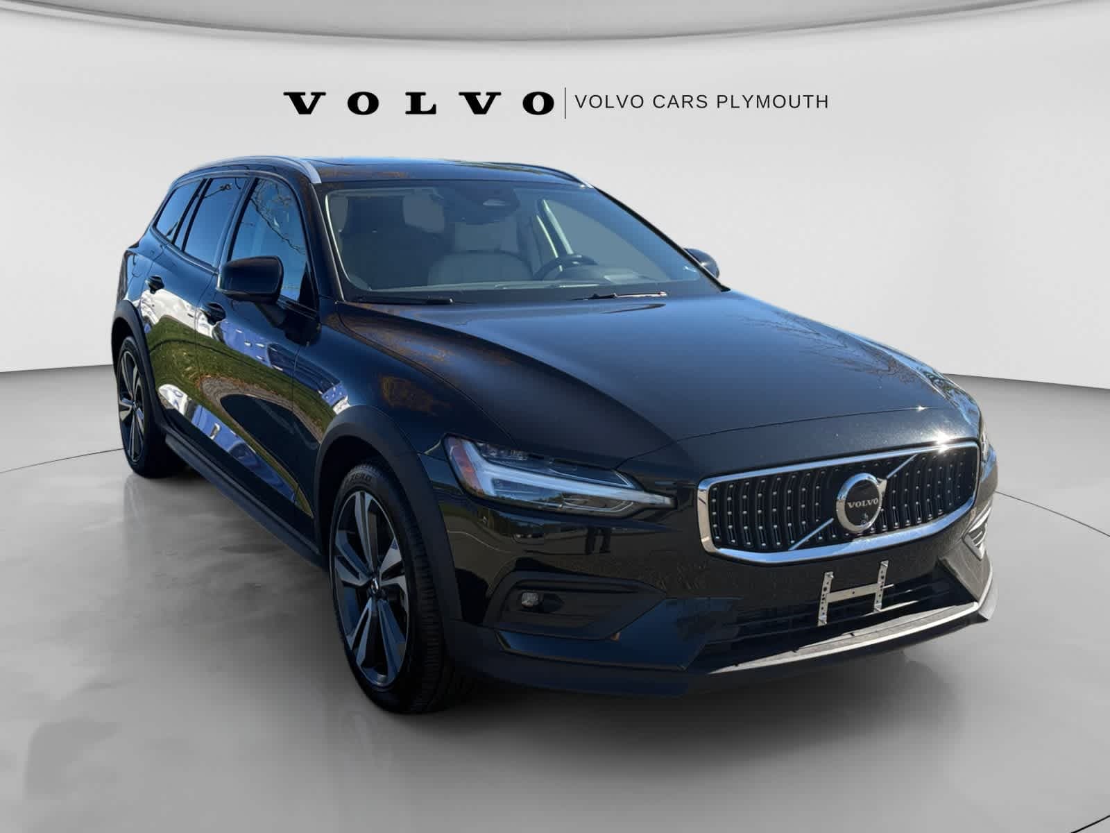 2025 Volvo V60 Cross Country Base — photo 1 of 28