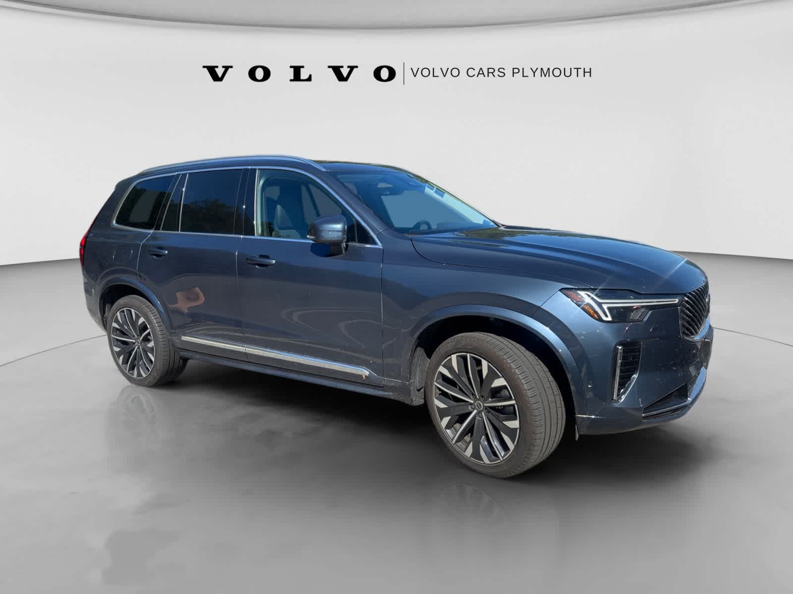 2025 Volvo XC90 Base — photo 1 of 2