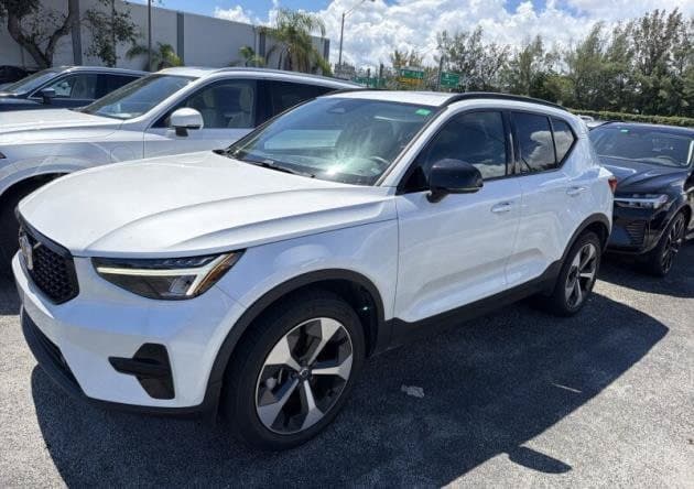 2024 Volvo XC40 Base — photo 1 of 7