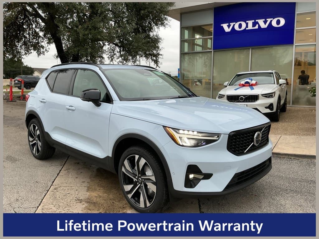 2026 Volvo XC40 Base — photo 1 of 3