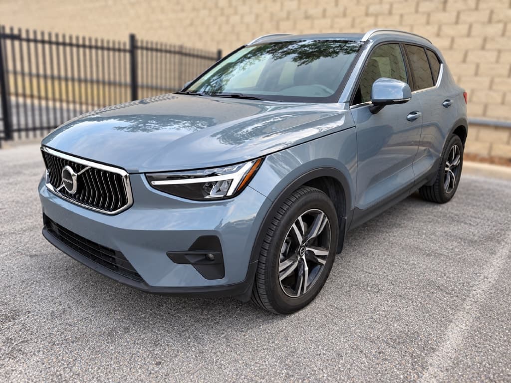 2023 Volvo XC40 Base — photo 1 of 5