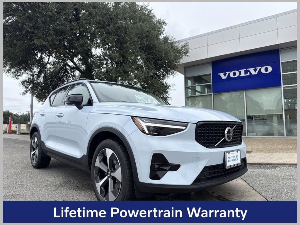 2026 Volvo XC40 Base — photo 1 of 32