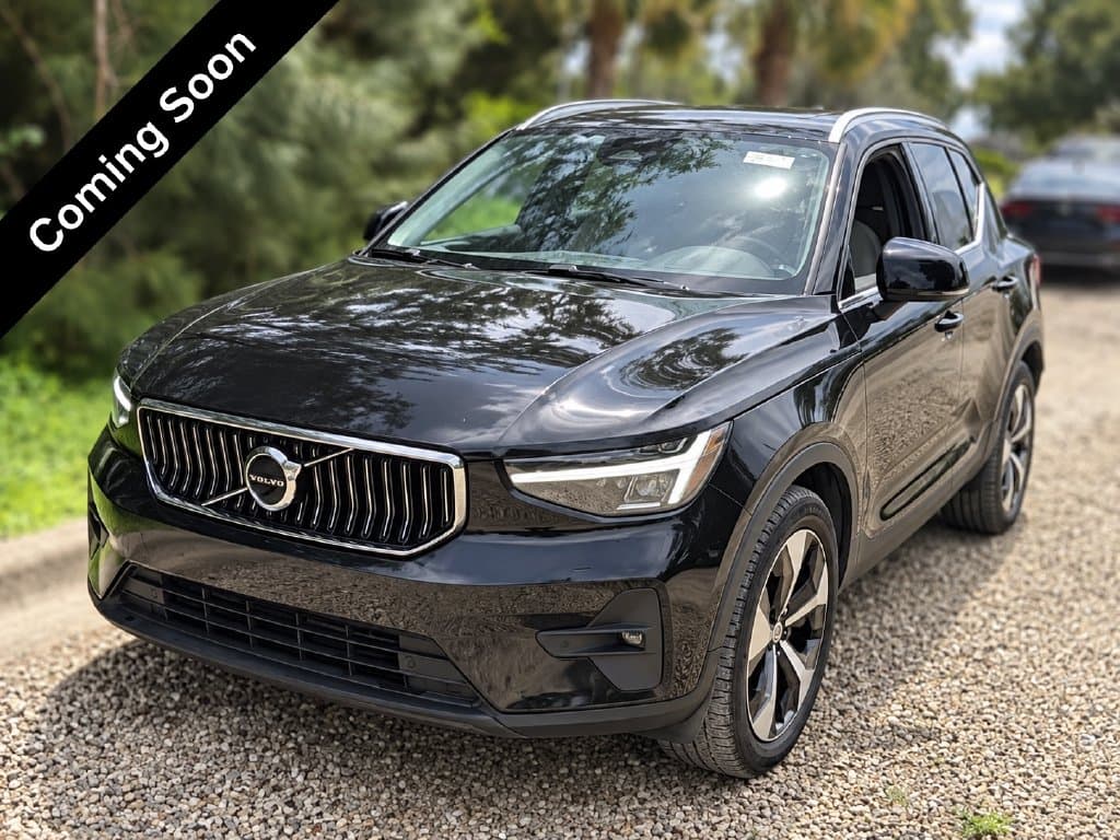 2023 Volvo XC40 Base — photo 1 of 9