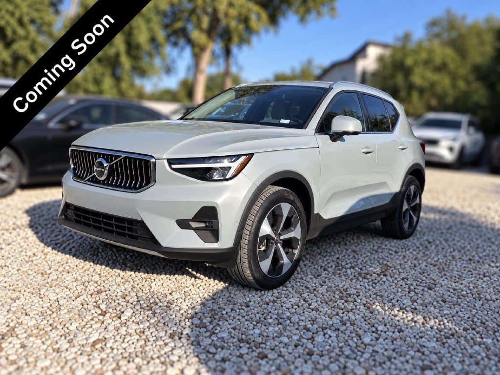 2024 Volvo XC40 Base — photo 1 of 9