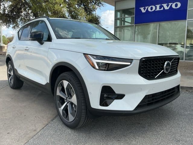 2026 Volvo XC40 Base — photo 1 of 31