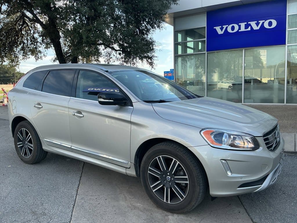 2017 Volvo XC60 Dynamic — photo 1 of 3