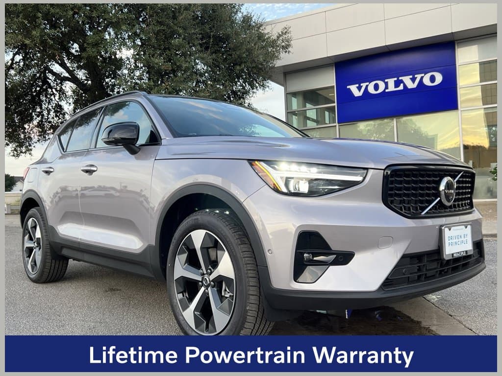 2026 Volvo XC40 Base — photo 1 of 27