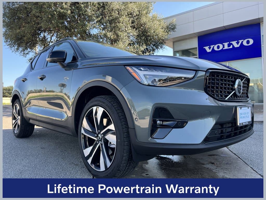 2026 Volvo XC40 Base — photo 1 of 26