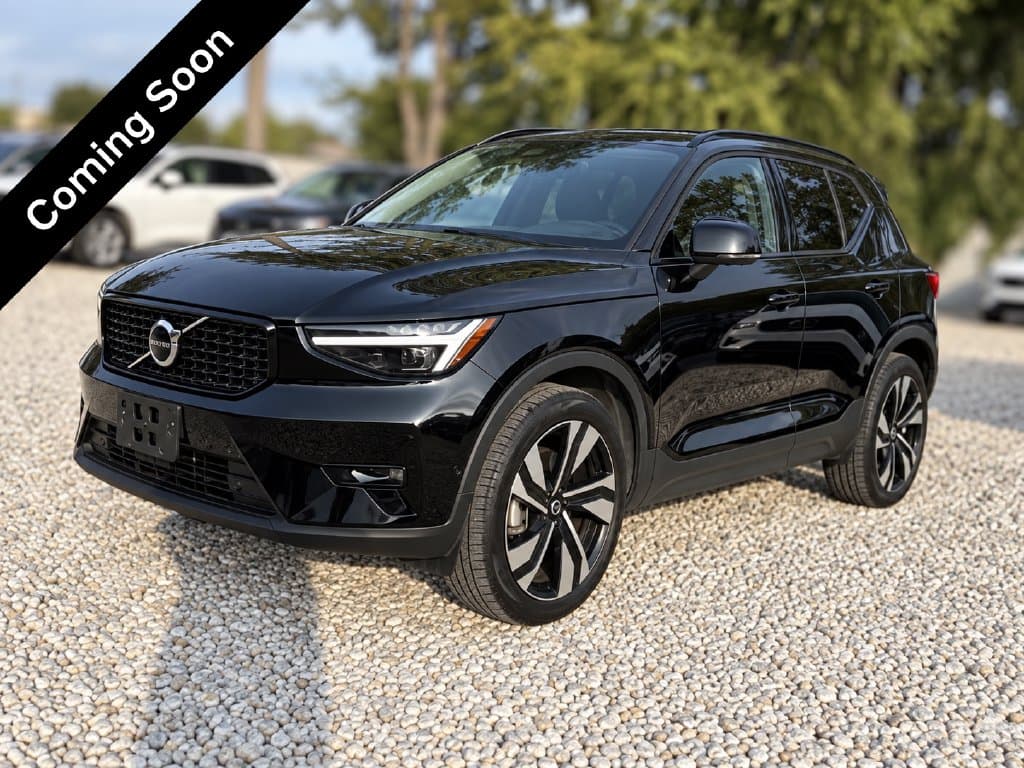 2024 Volvo XC40 Base — photo 1 of 8