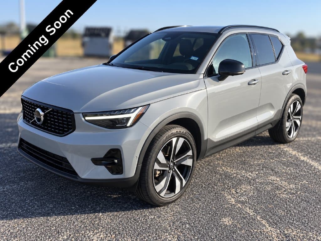 2024 Volvo XC40 Base — photo 1 of 5