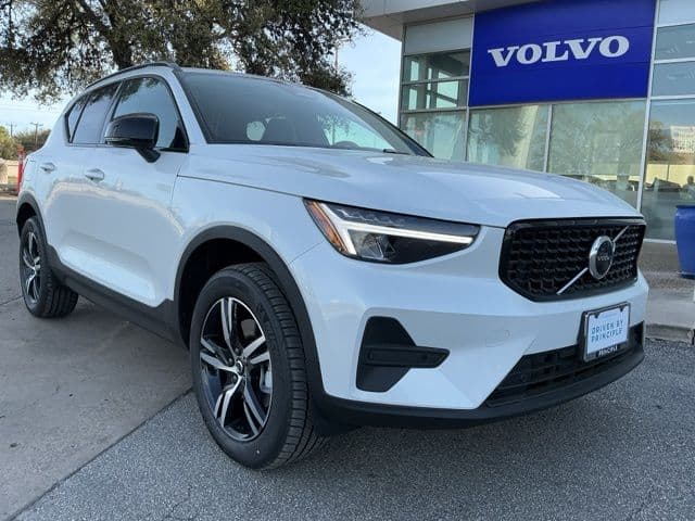 2026 Volvo XC40 Base — photo 1 of 30