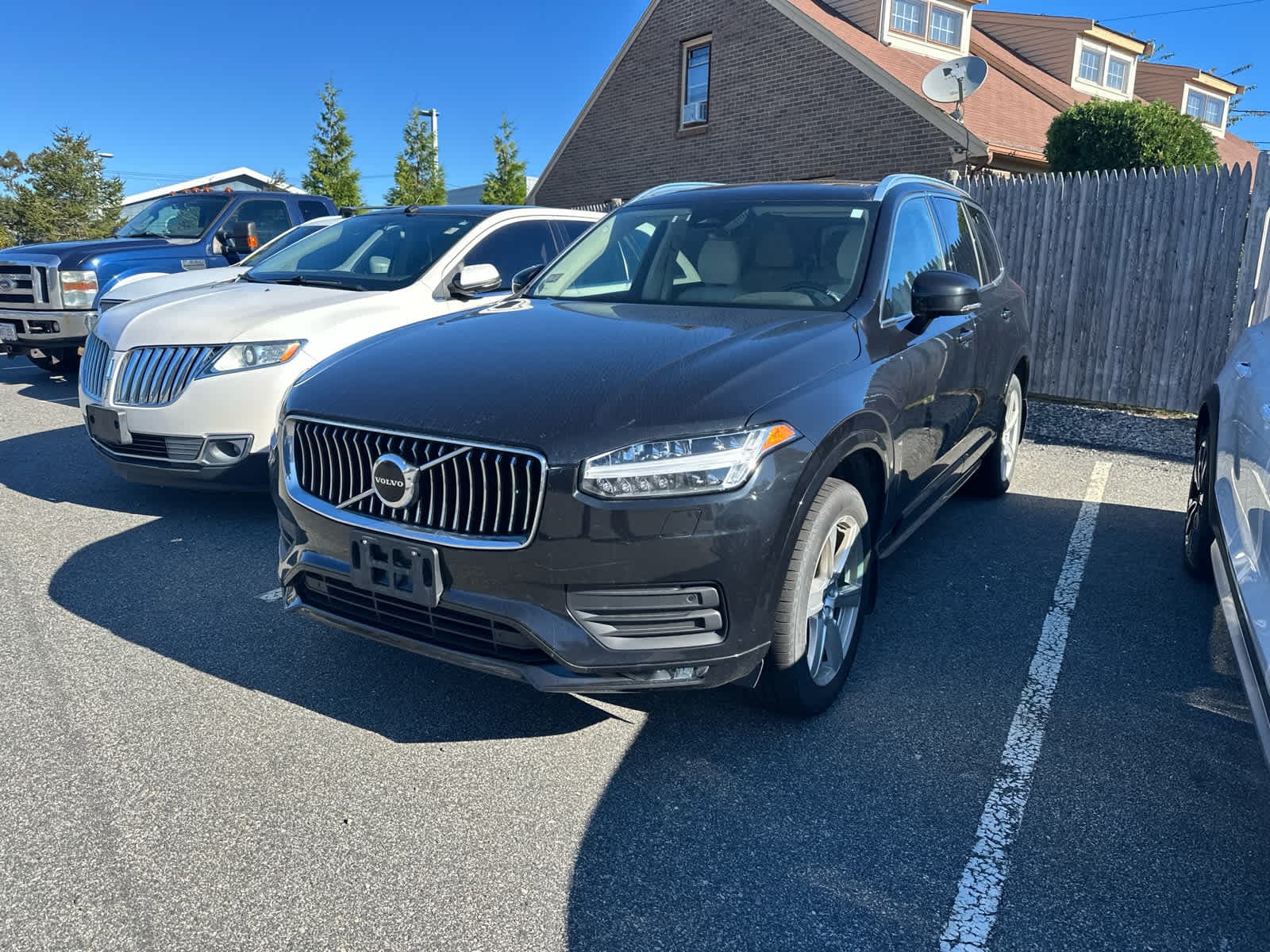 2023 Volvo XC90 Base — photo 1 of 2