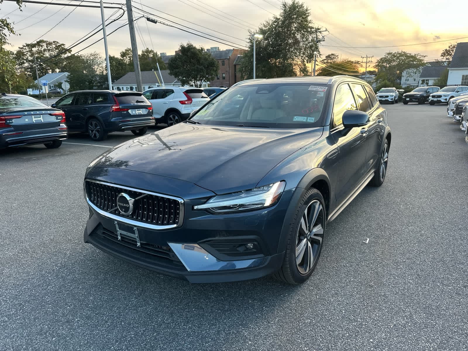 2025 Volvo V60 Cross Country Plus — photo 1 of 2