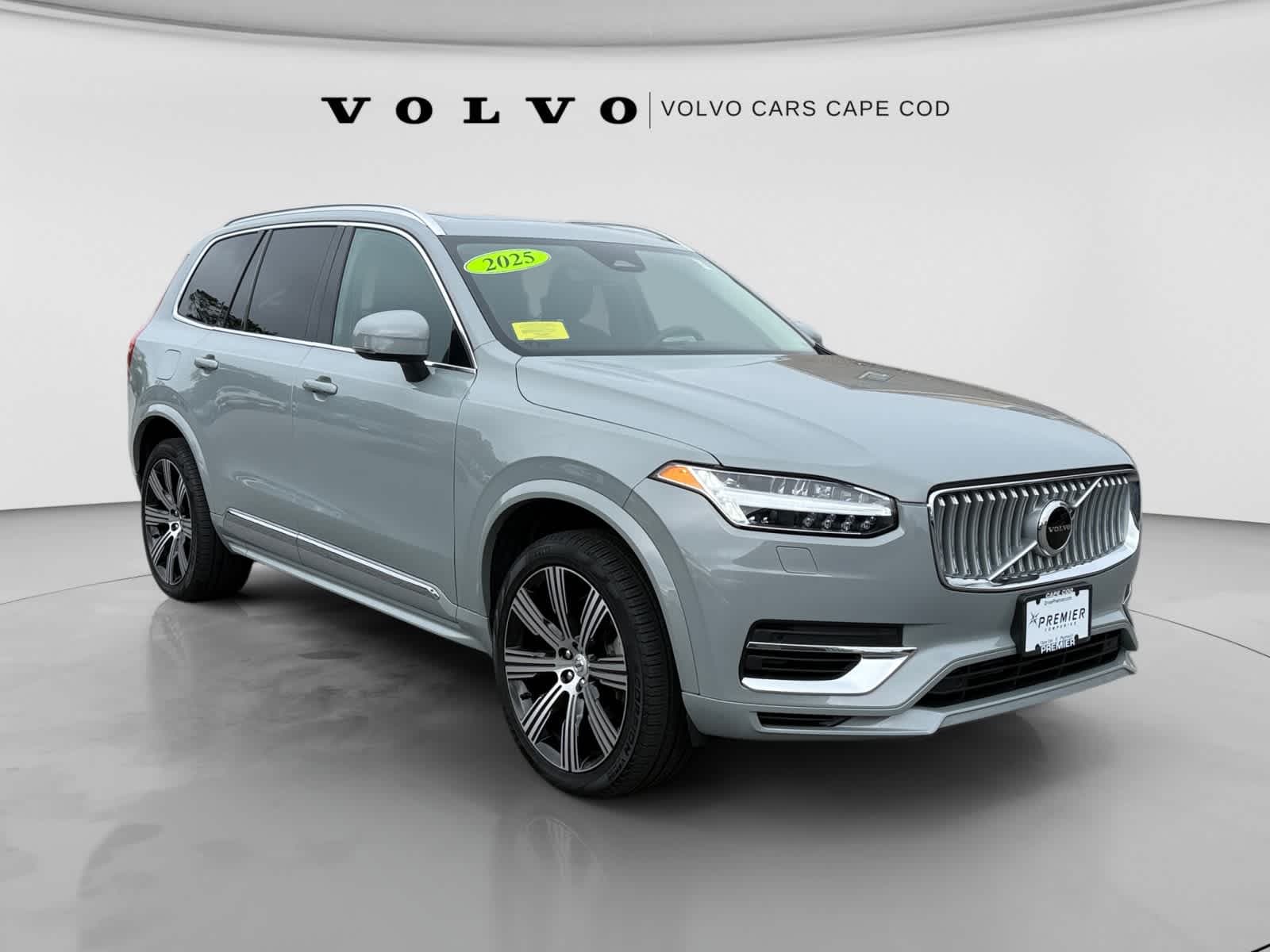 2025 Volvo XC90 Plug-In Hybrid Core — photo 1 of 27