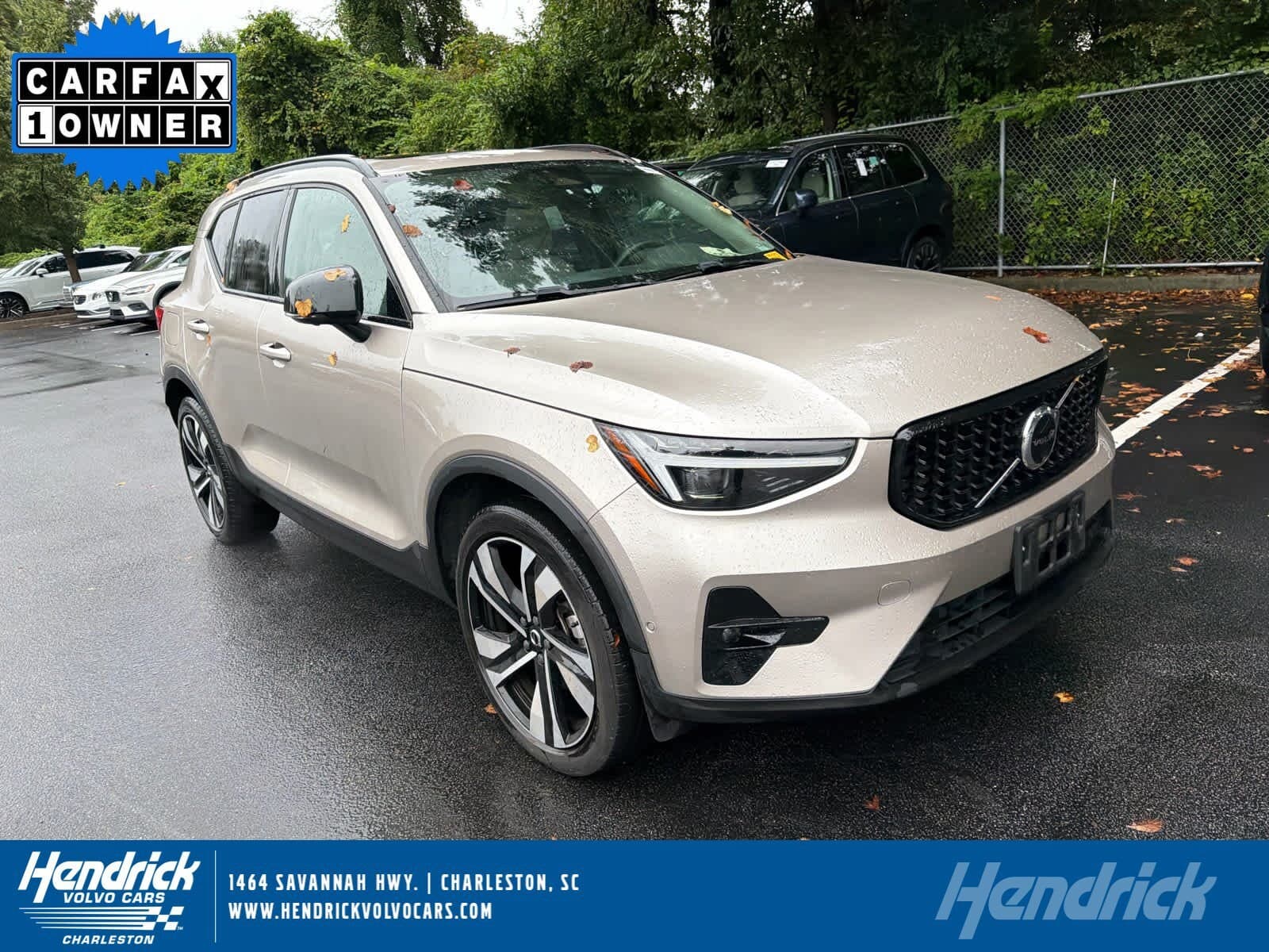 2024 Volvo XC40 Plus Dark Theme — photo 1 of 36