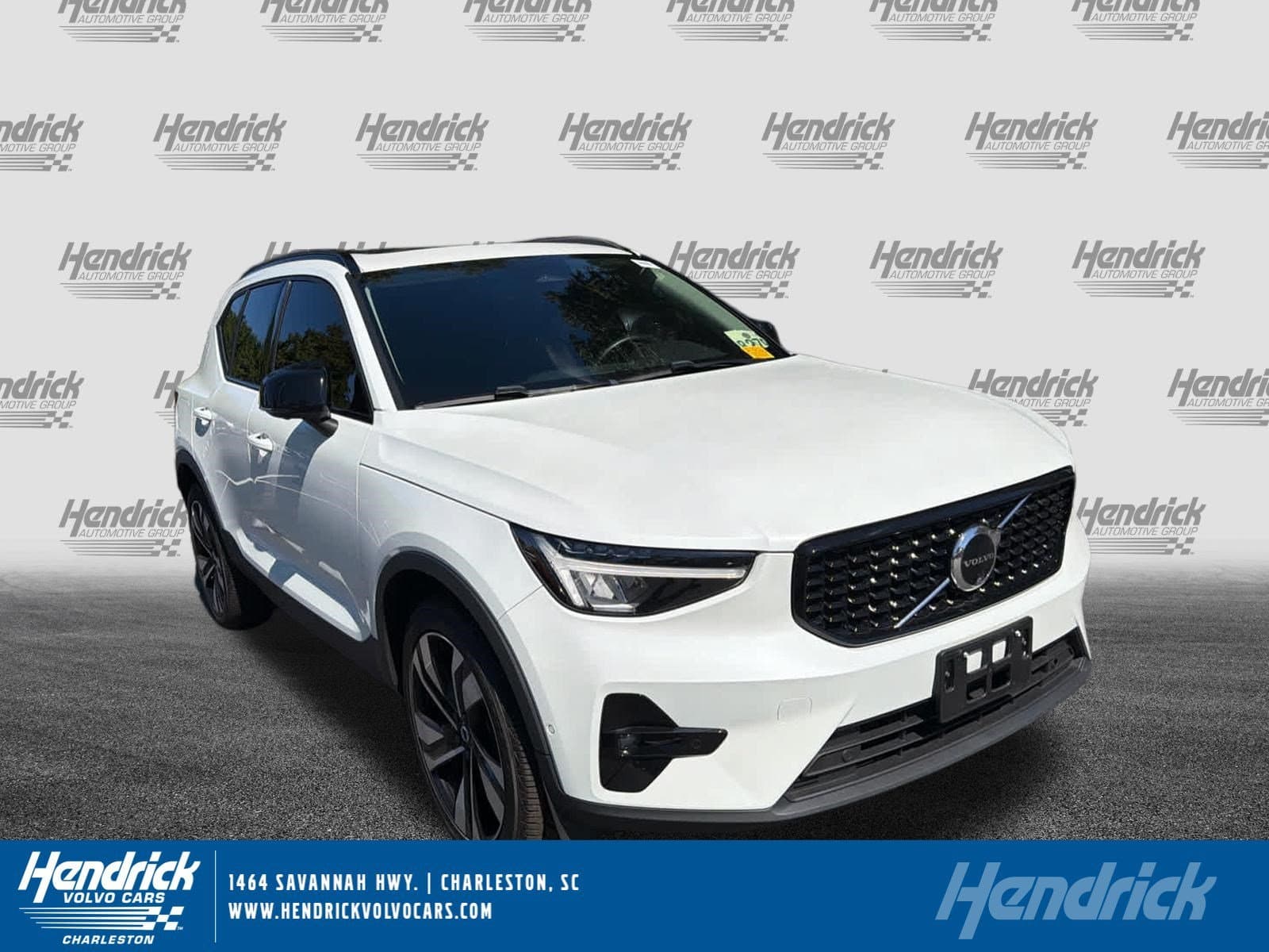 2024 Volvo XC40 Plus Dark Theme — photo 1 of 36