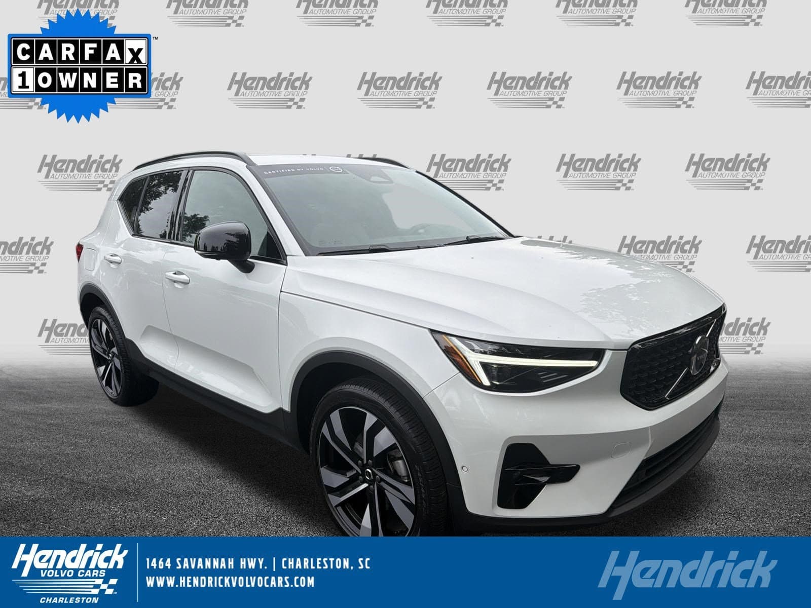 2024 Volvo XC40 Plus Dark Theme — photo 1 of 38