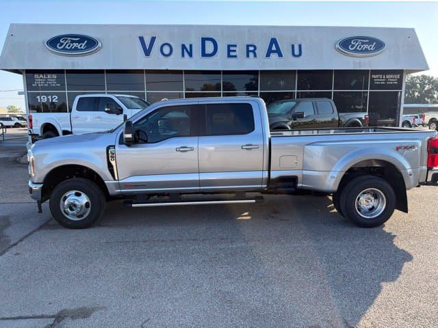 2027 Ford Super Duty F-350 DRW XLT — photo 1 of 15