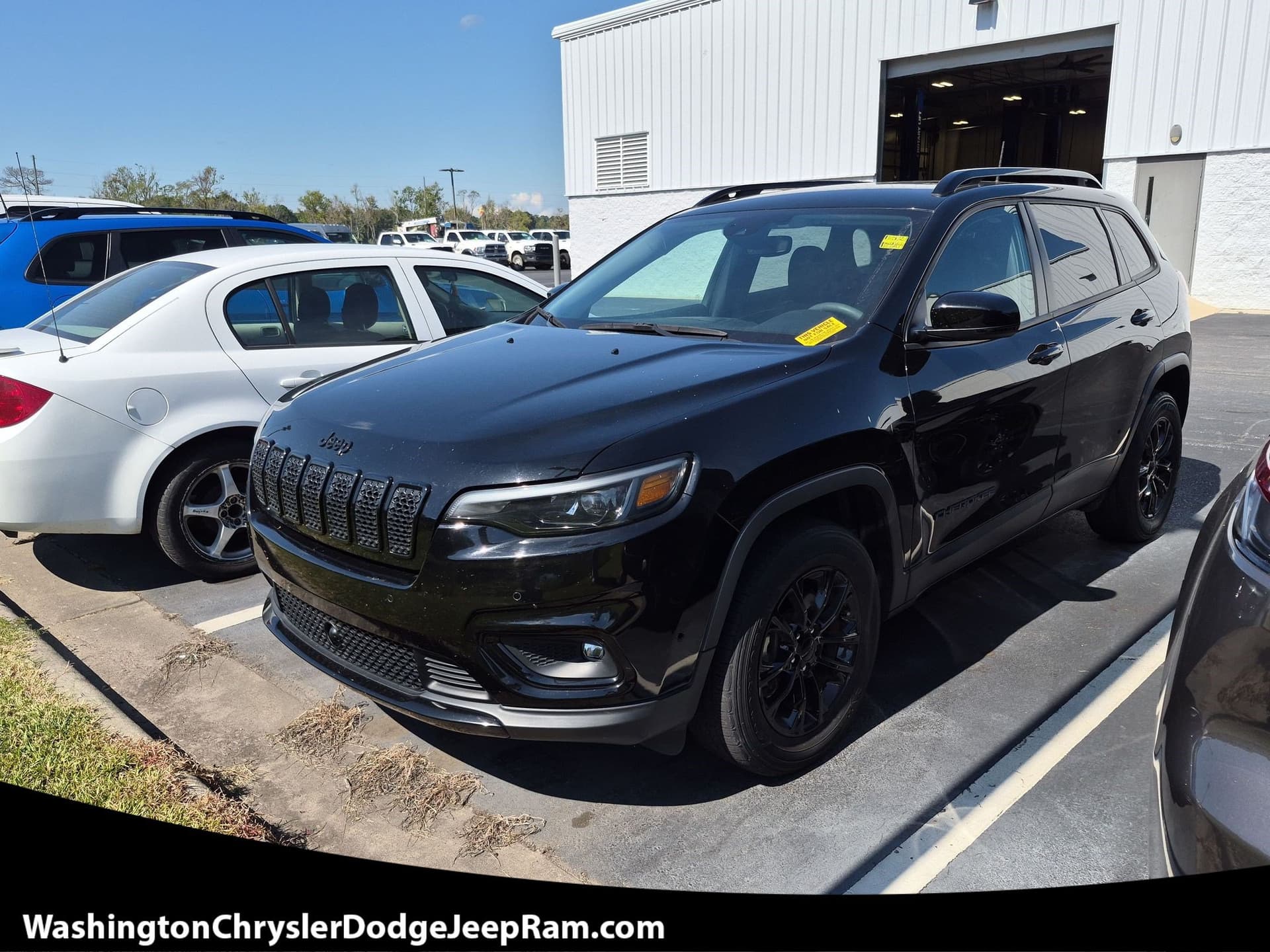 2023 Jeep Cherokee Altitude Lux — photo 1 of 3