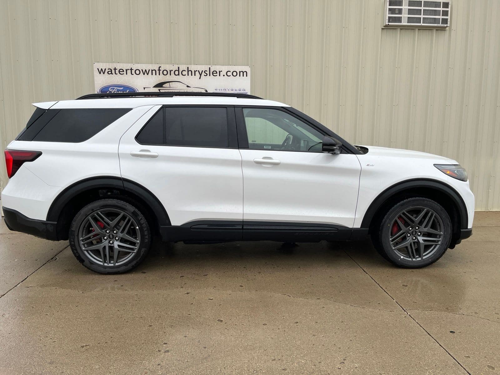 2025 Ford Explorer ST-Line — photo 1 of 2