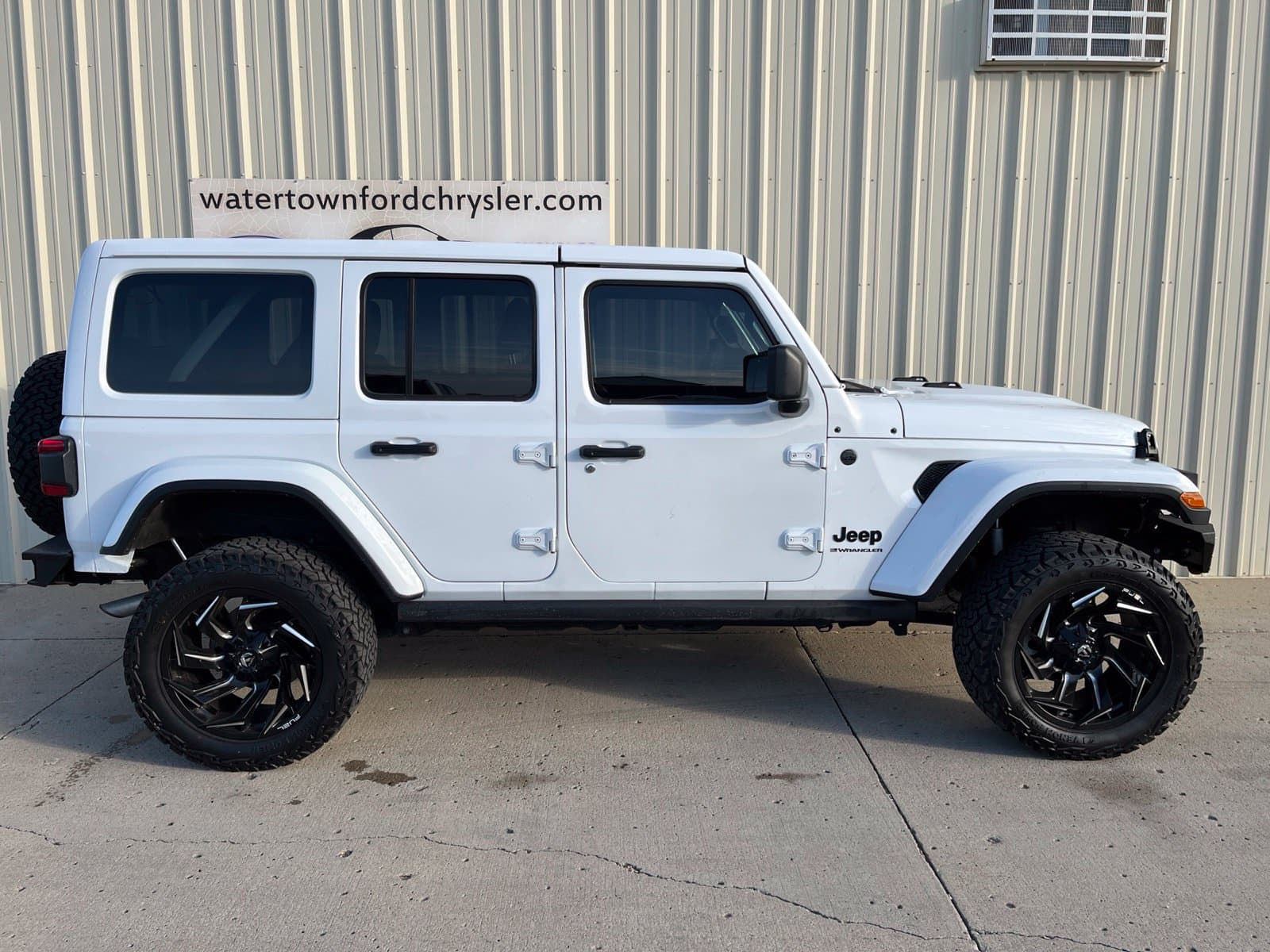 2025 Jeep Wrangler Sahara — photo 1 of 9