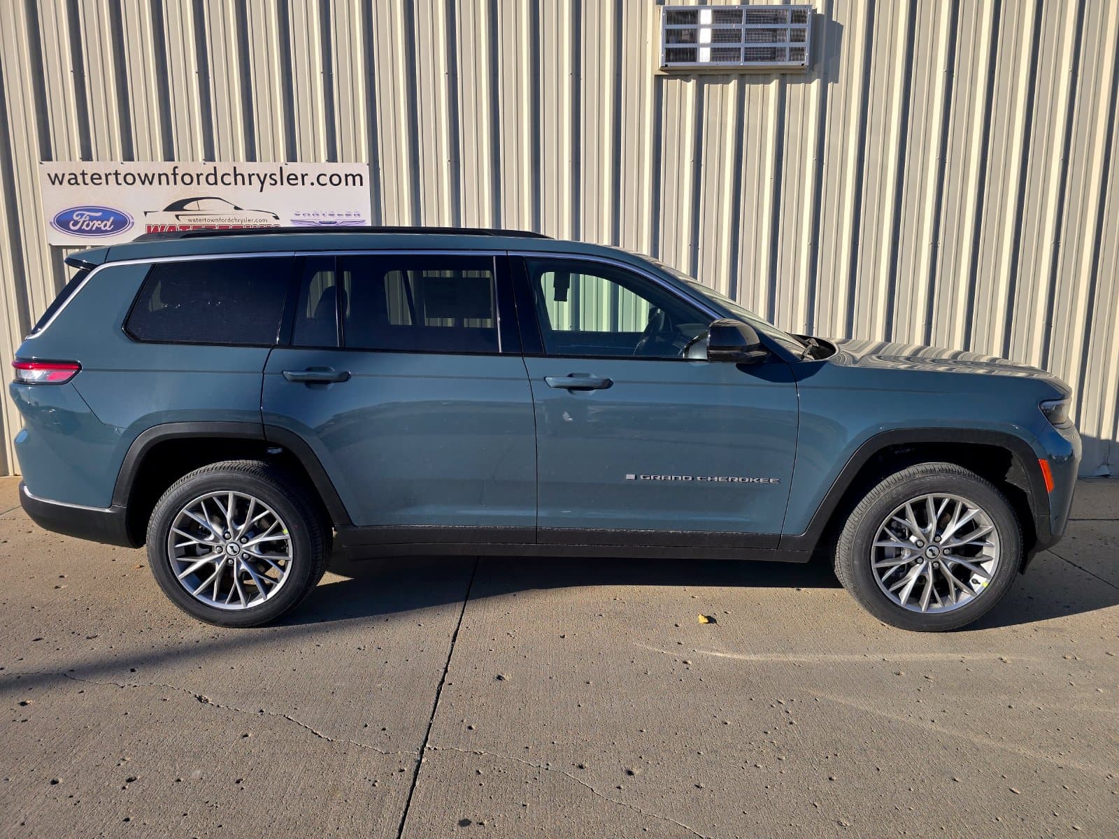 2027 Jeep Grand Cherokee L Limited — photo 1 of 32