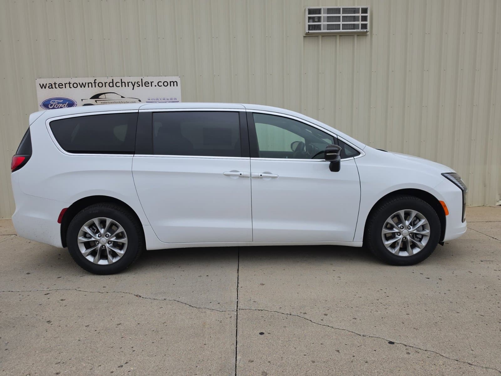 2027 Chrysler Pacifica Select — photo 1 of 33