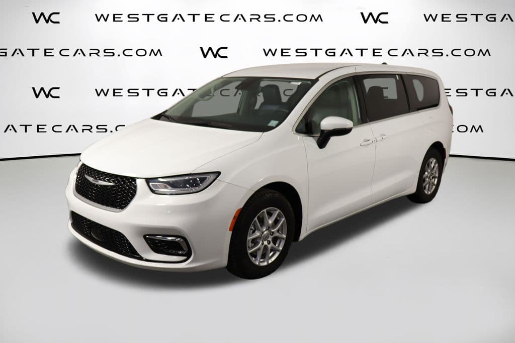 2023 Chrysler Pacifica Touring L — photo 1 of 54