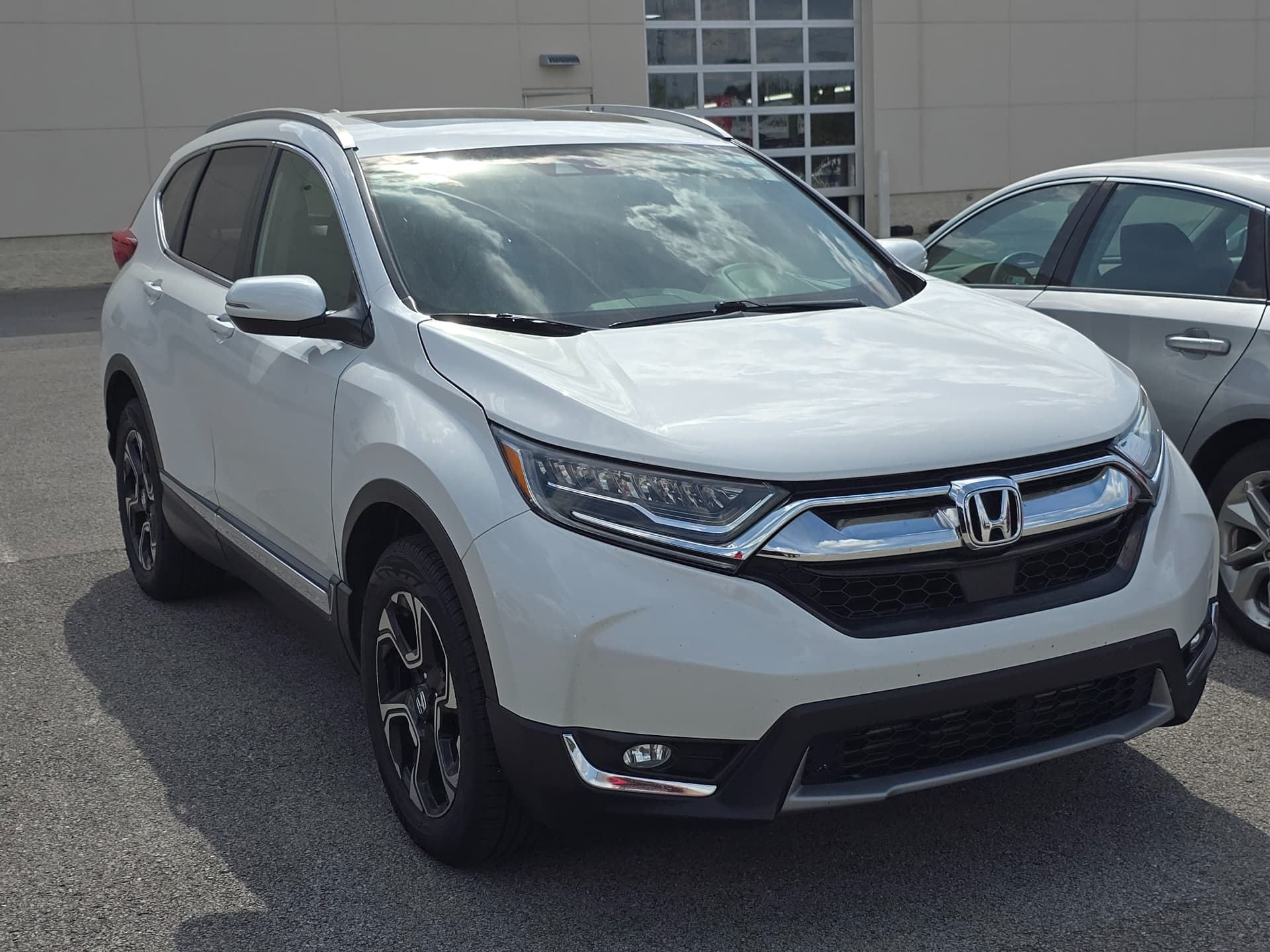 2019 Honda CR-V Touring — photo 1 of 9