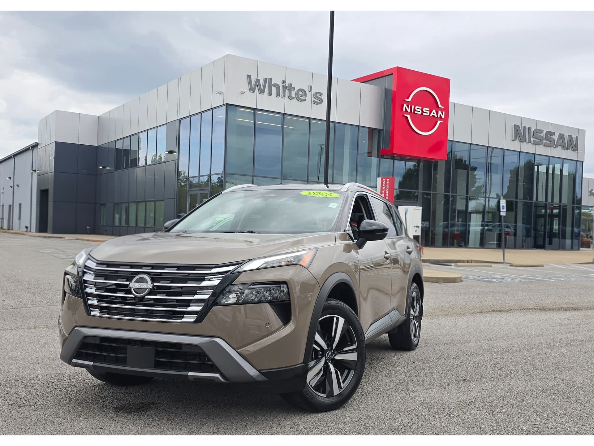 2025 Nissan Rogue SL — photo 1 of 38